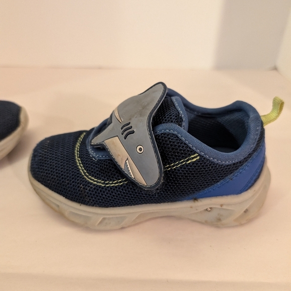Carter's Toddler Boy Light Up Velcro Strap Shark-Themed Sneakers in Size 7 - Picture 4 of 10